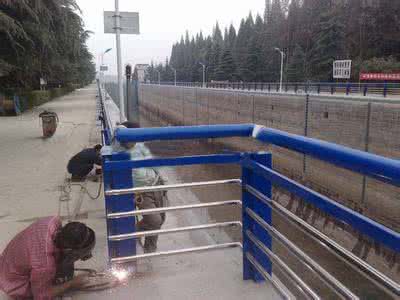 道路护栏进行表面镀锌有哪些好处呢？