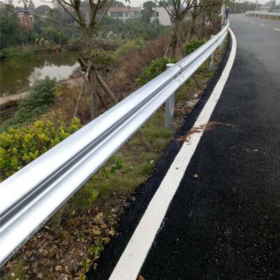 道路护栏的施工质量标准与要求是怎样的？