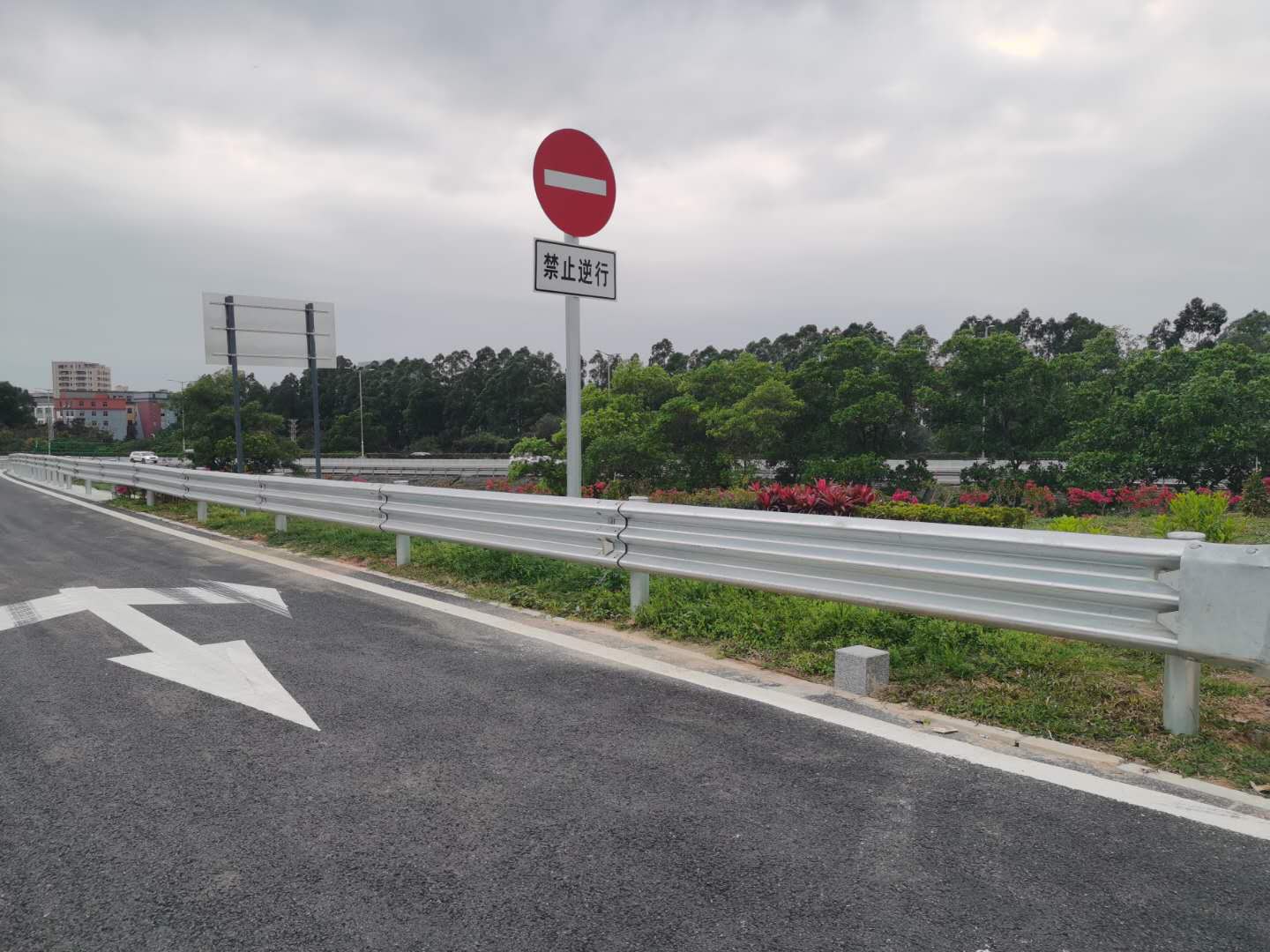 公路波形护栏一般多少钱一米？